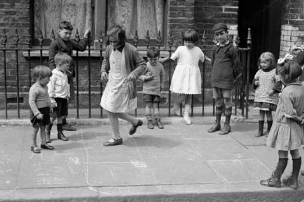 Jalanan menjadi tempat anak-anak London bermain hopscotch. (Pinterest)