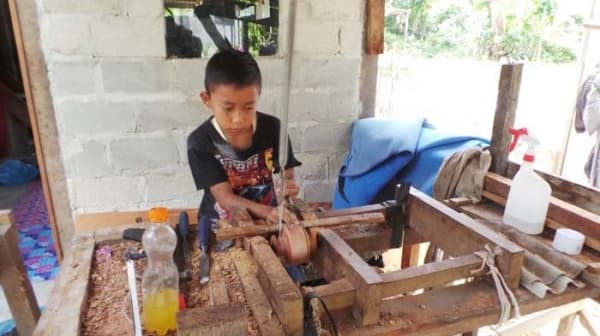 Nggak hanya dari bambu, gasing bisa dibuat dari beberapa jenis kayu, lo. (Tribunnews)