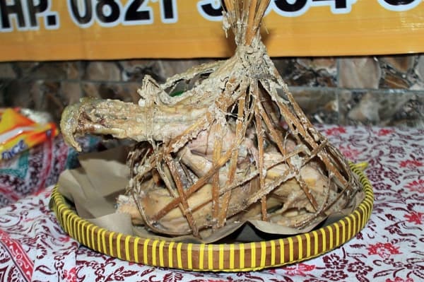 Ingkung Mbah Kentol dibungkus menggunakan tali dari bambu. (Ingkung Mbah Kentol)