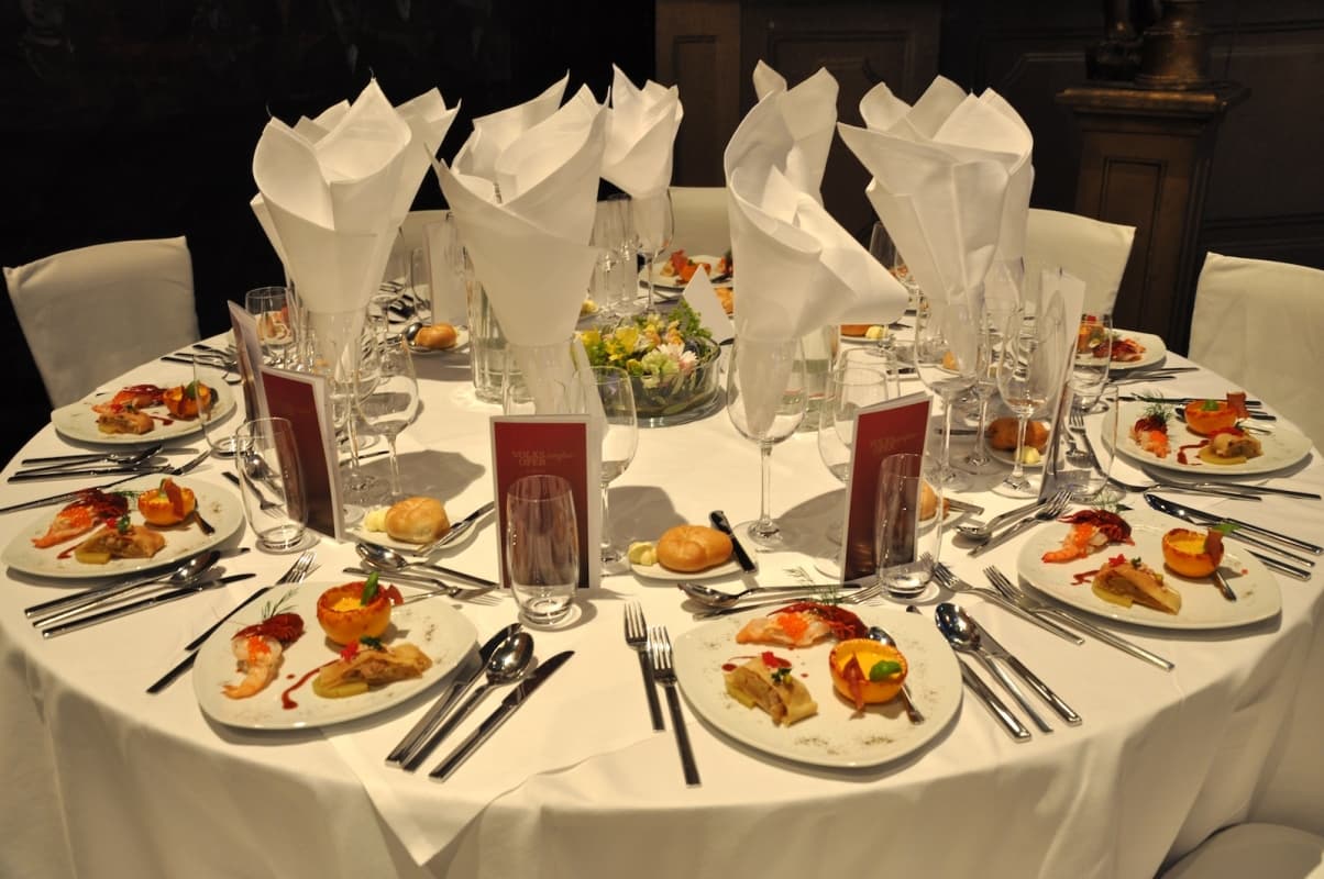 Mengetahui table manners penting jika kamu menghadiri jamuan makan formal. (Syreinabestari.blogspot)