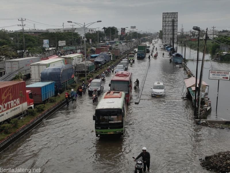 Banjir yang menggenangi Jalan Raya Kaligawe mengakibatkan kemacetan panjang dan membuat sejumlah kendaraan mogok. (Beritajateng.net)