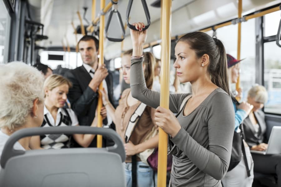 Tips menghadapi situasi darurat di bus. (Tothesource.org)