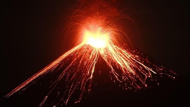 Gunung Anak Krakatau mengeluarkan lava pijar. (Antaranews.com)