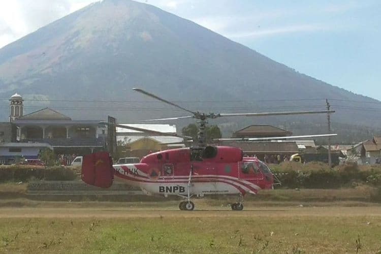 Helikopter Kamov untuk menanggulangi kebakaran hutan di Gunung Sumbing. (Kompas.com)