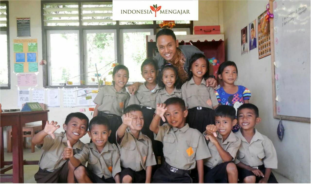 Zihni bersama anak-anak didiknya saat mengikuti program Indonesia Mengajar. (Zihni Ikhamuddin)