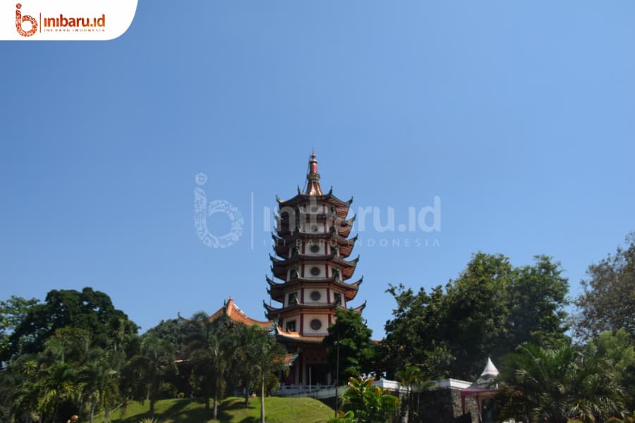 Pagoda Menjulang dan Patung-Patung di Vihara Buddhagaya Watugong