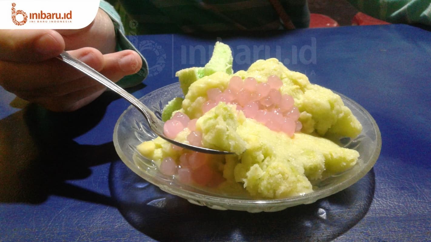 Sensasi Kesegaran Buah Asli Bikin Es Cong Lik Diminati Pembeli