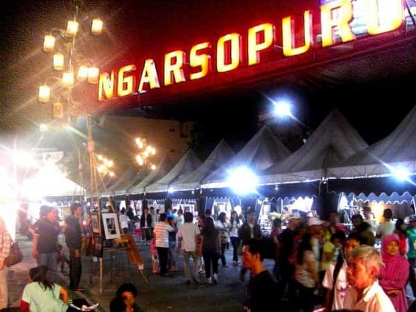 Ngarsopuro Night Market yang buka setiap malam di Solo. (gemza.my.id)