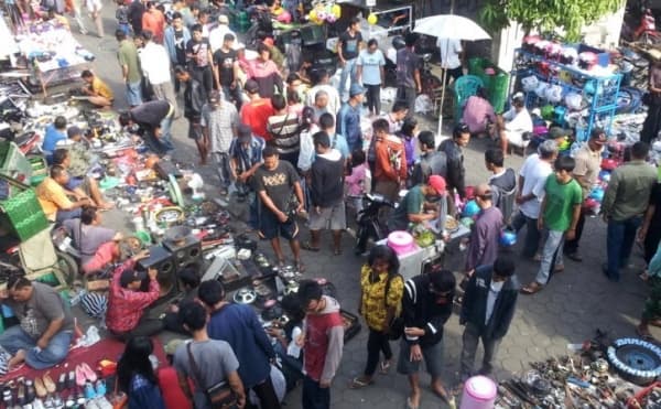 Suasana ramai di Pasar Klithikan Notoharjo, Solo. (Grandamirahotel)
