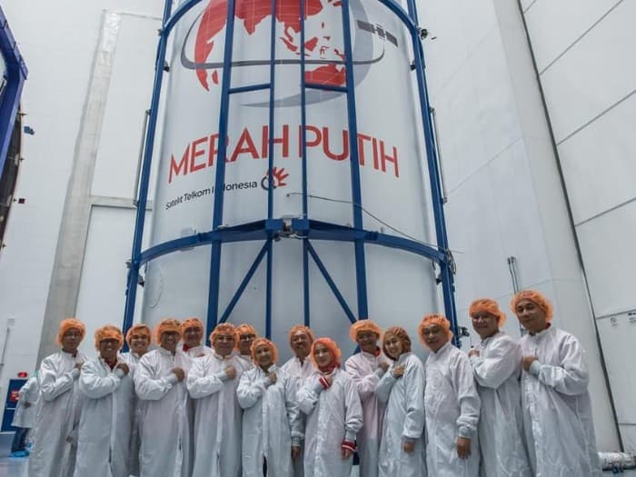Menteri BUMN Rini Soemarno dan Dirut Telkom Indonesia Alex Sinaga saat meninjau Satelit Merah Putih di SpaceX, Cape Canaveral Air Force Station, Florida (Kementerian BUMN)