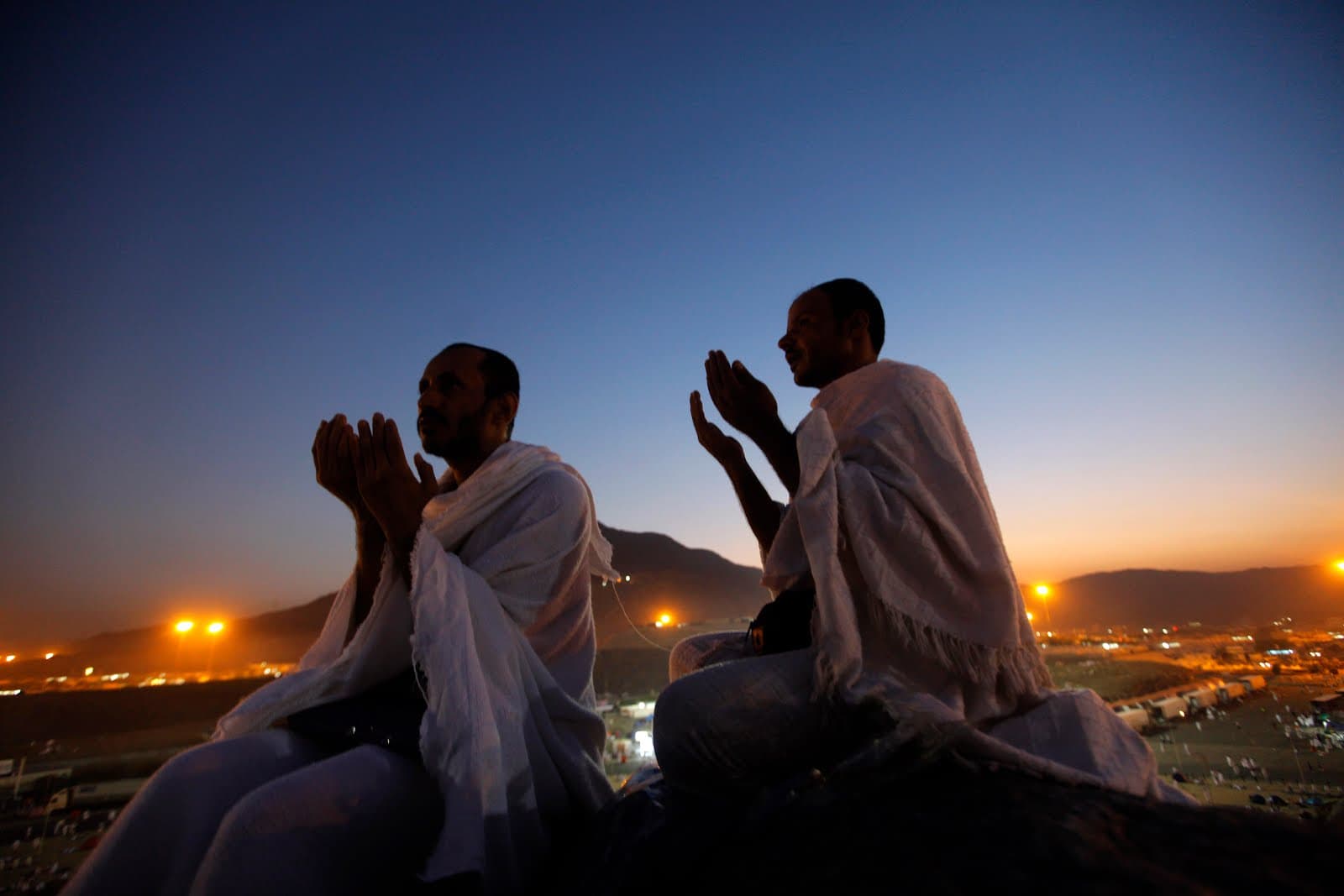 Jemaah haji sedang berdoa kepada Allah SWT di Jabal Nur agar mendapat hidayah serta menjadi haji yang mabrur. (infohaji.co.id)