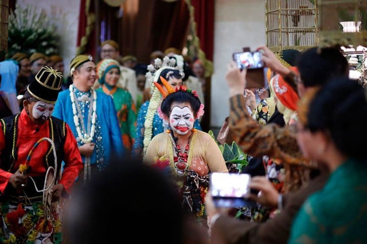 Penari dalam tradisi Cucuk Lampah harus menguasai tari Jawa dan mampu beradegan atau berperan lucu agar tamu undangan terhibur. (budayajawa.id)