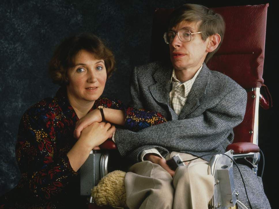 Stephen Hawking membuktikan kalau kekurangan, berupa penyakit sklerosis lateral amiotrof (ALS), nggak menghentikan langkahnya untuk berjuang demi kepentingan manusia. (independent.co.uk)