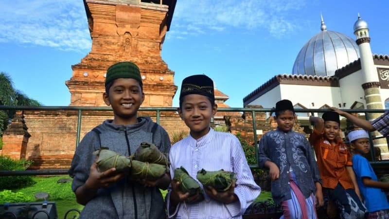 Anak-anak antusias mendapatkan Nasi Jangkrik saat tradisi Buka Luwur Sunan Kudus.
(Tirto.id)