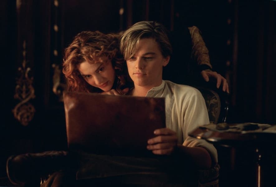 Adegan saat Jack usai melukis Rose di film Titanic. (popsugar.com)