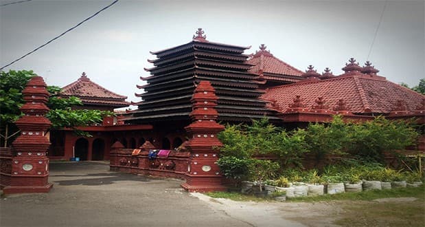Arsitektur Masjid Merah Panjunan Cirebon terlihat seperti candi. (cireboninformasi.wordpress.com)