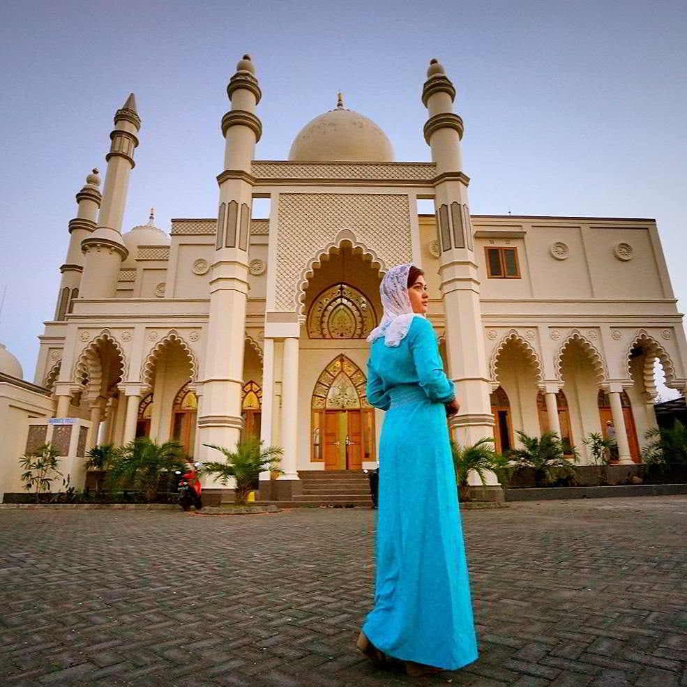 Seorang perempuan berada di depan Masjid Salman Al Farizi Malang. (phinemo.com)