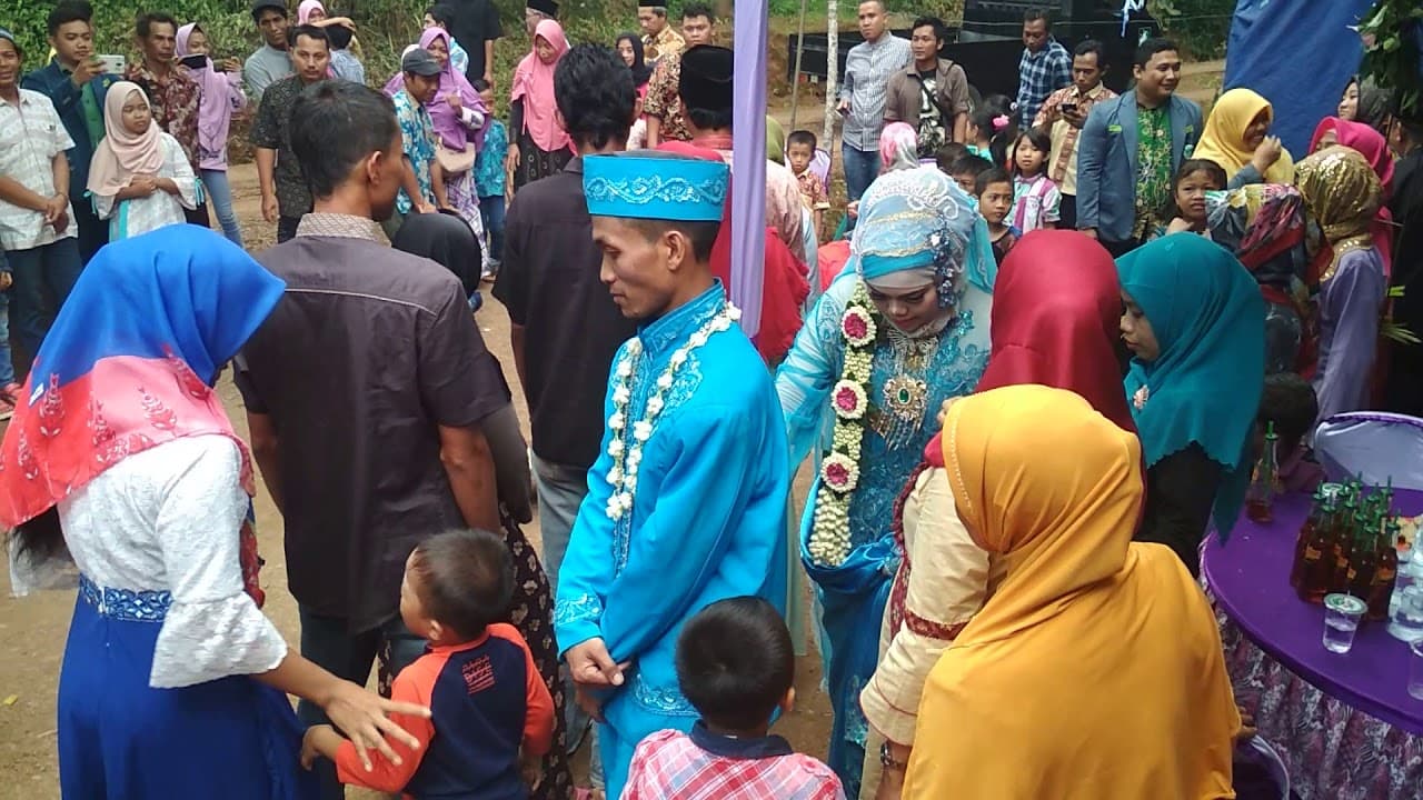 Pasangan mempelai sedang bersiap mengikuti ritual adat pernikahan Pak Ponjen. (youtube.com)