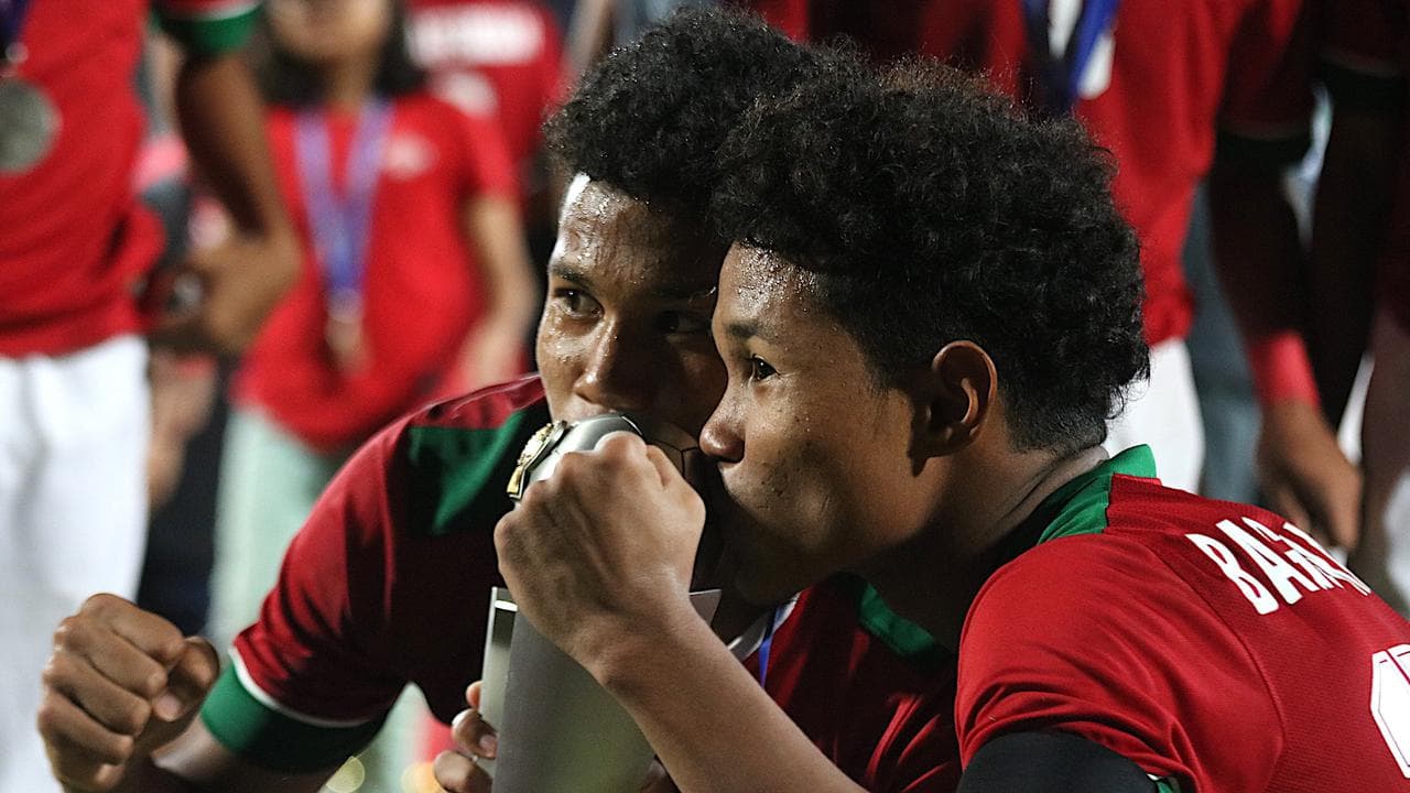 Bagus Kahfi dan Bagas Kaffa merayakan juara Piala AFF U-16 2018 pada Sabtu, 11 Agustus 2018 di Stadion Gelora Delta Sidoarjo. (Bola.com/Aditya Wani)