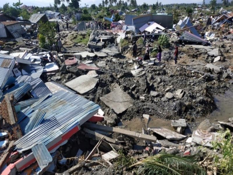 Reruntuhan rumah di Perumnas Bala Roa, Palu, akibat gempa bumi yang melanda Kota Palu. (Antara/Darwin Fatir)