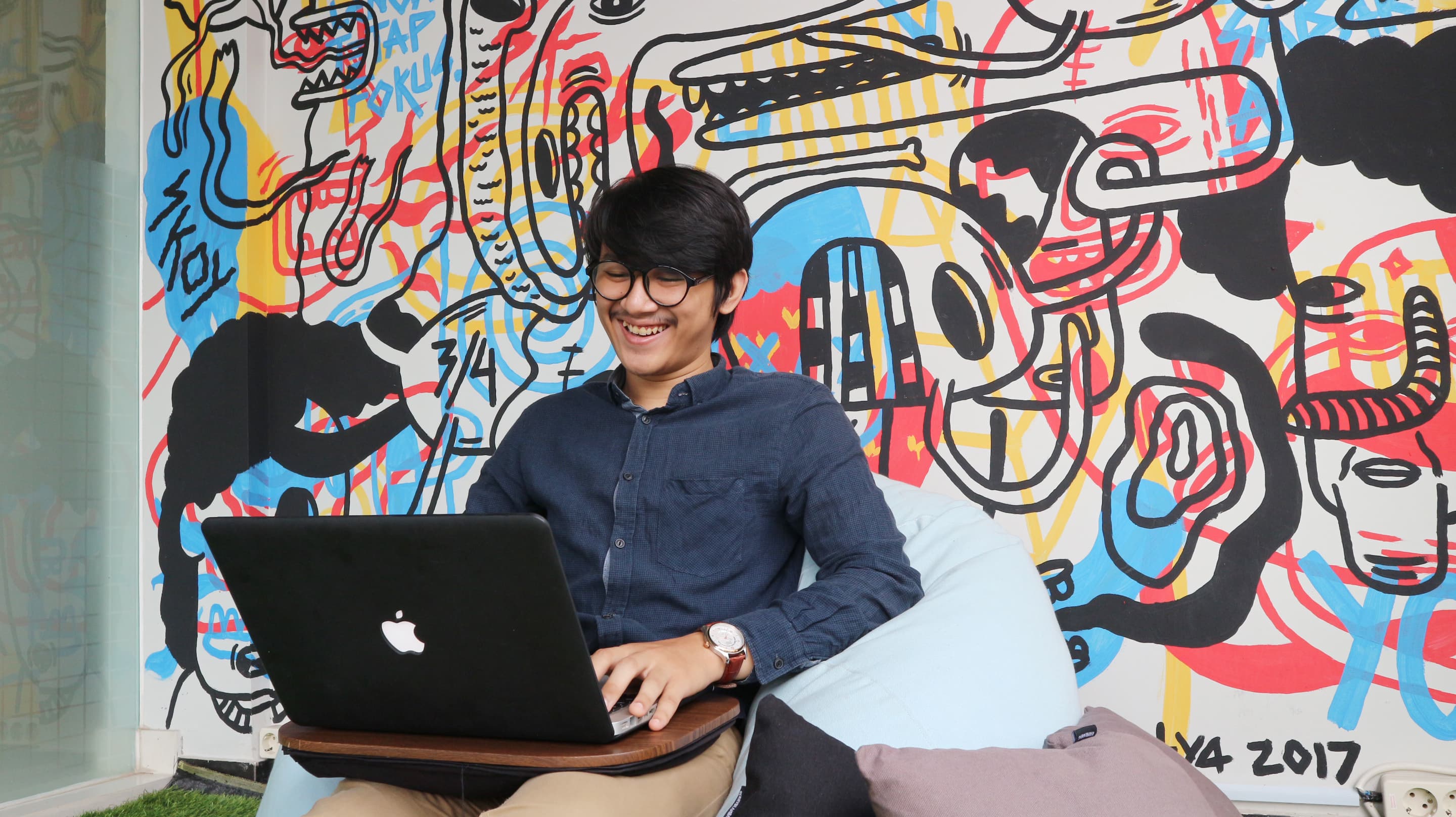 Kamu bisa menuntaskan pekerjaanmu dengan nyaman di coworking space. (Muhammad Pradytio)