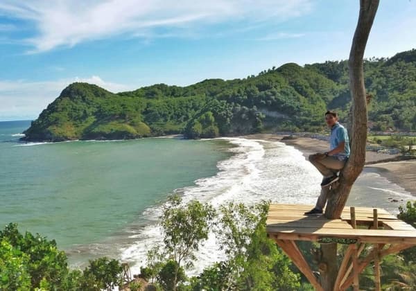 Spot Foto Kekinian Jadi Daya Tarik Pantai Watu Bale Kebumen