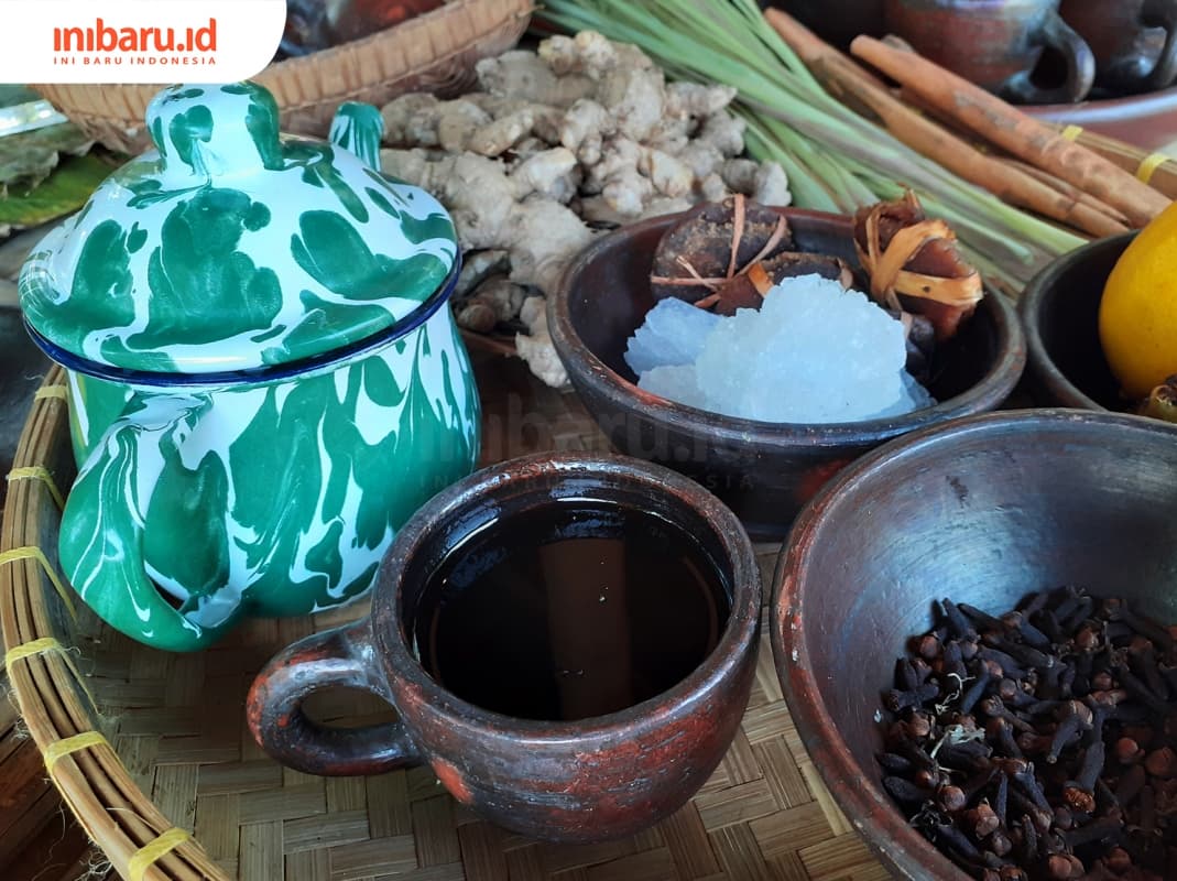 Secangkir teh kawi yang disajikan dalam cangkir tanah liat. (inibaru.id/ Zulfa Anisah)
