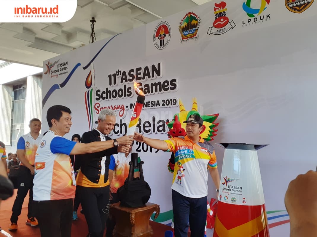 HenPrihadi, Ganjar Pranowo, dan perwakilan Kemenpora saat akan menyalakan obor ASEAN School Games ke-11 pada Rabu (17/7) tadi. (Inibaru.id/ Zulfa Anisah)