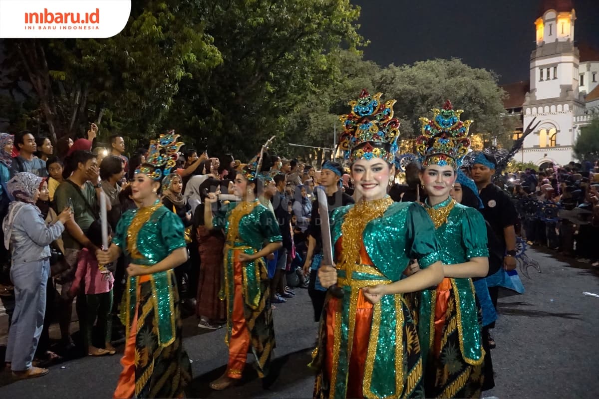 Peserta dari berbagai kota ikut meriahkan Semarang Night Carnival 2019. (Inibaru.id/ Annisa Dewi)