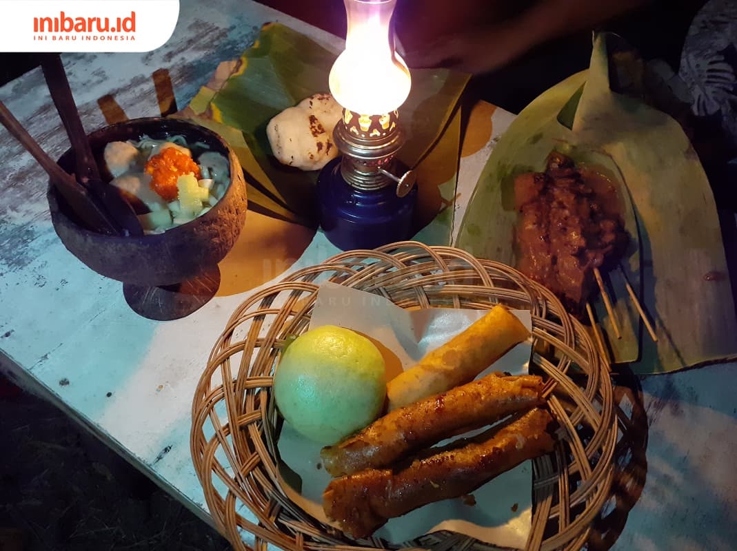 Makan ditemani remang cahaya teplok cuma bisa kamu temukan di Angkringan Pinggir Kali. (Inibaru.id/ Zulfa Anisah)