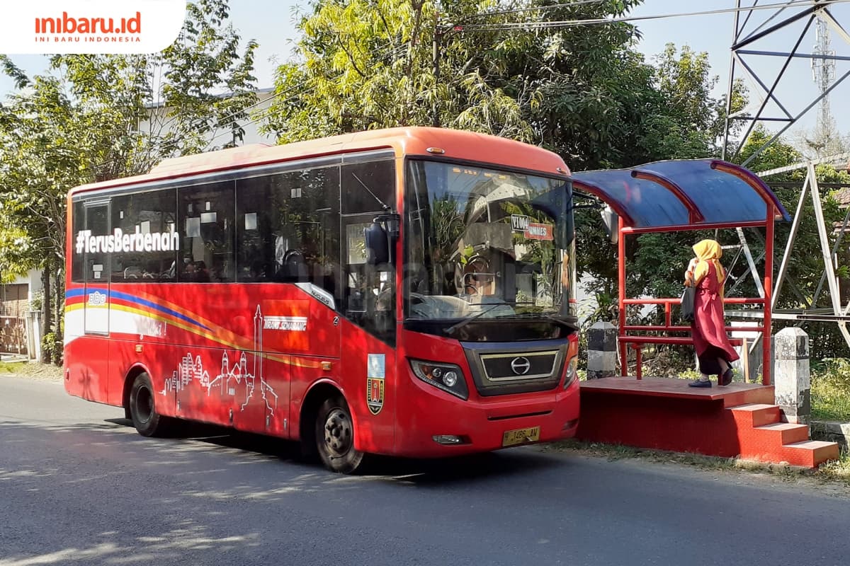Suasana halte BRT Dewi Sartika saat menjemput dan menurunkan penumpang. (Inibaru.id/ Zulfa Anisah)