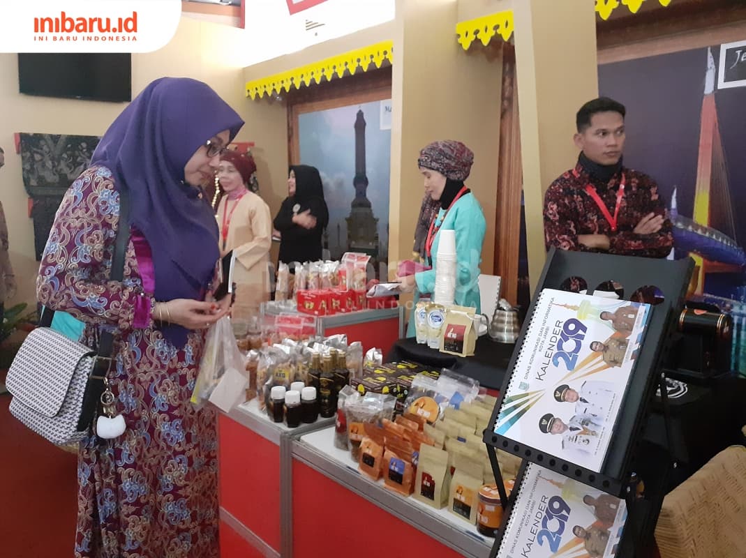 Pengunjung Indonesia City Expo bisa berbelanja produk khas dari seluruh daerah di Indonesia. (Inibaru.id/ Zulfa ANisah)