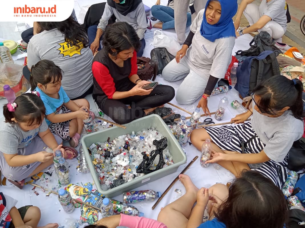 Workshop ecobrick yang jadi salah satu favorit pengunjung di Jeda Untuk Iklim Semarang. (Inibaru.id/ Zulfa Anisah)