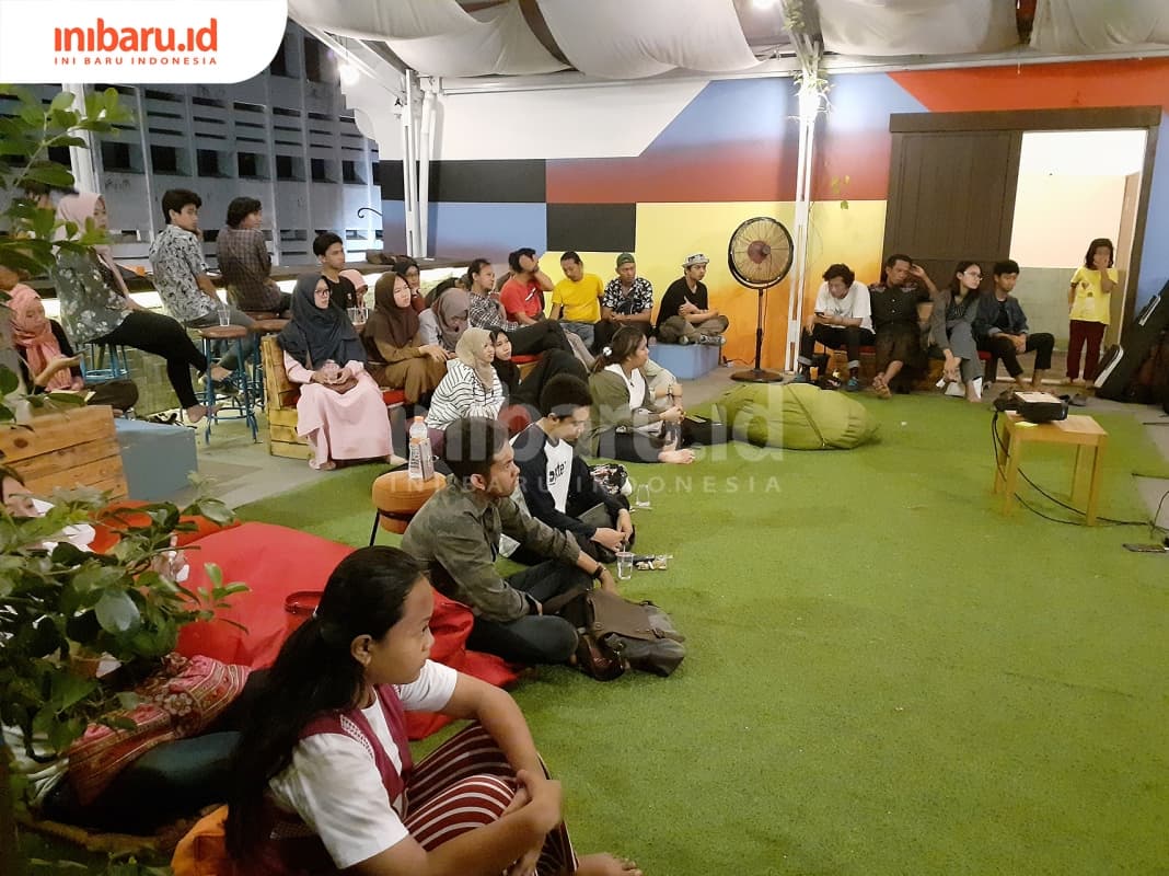 Peserta pemutaran dan diskusi film <i>Mencari Matahari</i> antusias mengikuti seluruh rangkaian acara pada Jumat (26/4). (Inibaru.id/ Zulfa Anisah)