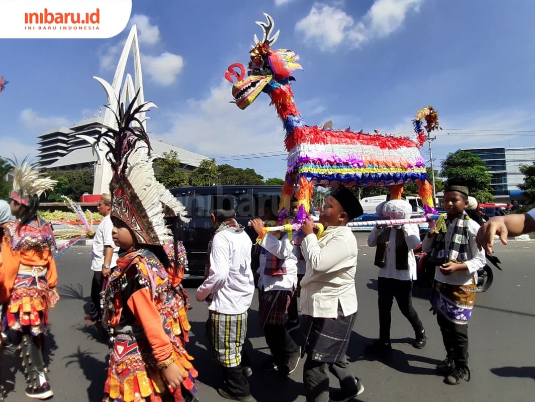 Replika warak ngendog  sebagai ikon Kota Semarang dipanggul peserta saat Karnaval Budaya Dugderan, Jumat pagi (3/5). (Inibaru.id/ Zulfa Anisah)