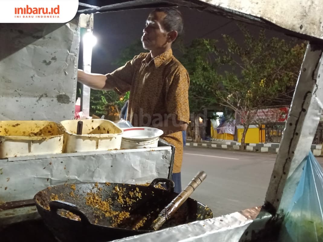 Lebih dari 35 tahun, Sukarno berjualan nasi goreng yang supermurah ini. (Inibaru.id/ Zulfa Anisah)