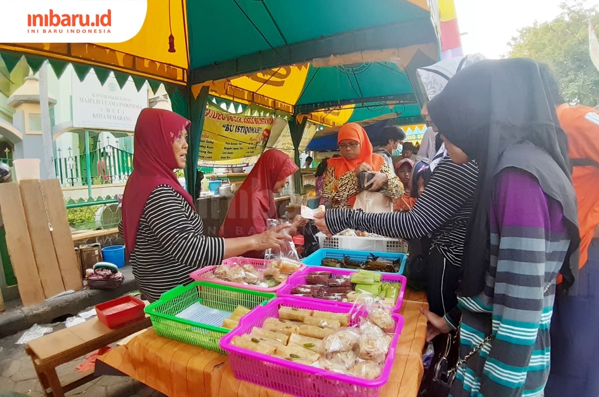 Pembeli sedang memilih takjil di Pasar Ramadan Masjid Kauman untuk berbuka puasa. (Inibaru.id/ Zulfa ANisah)