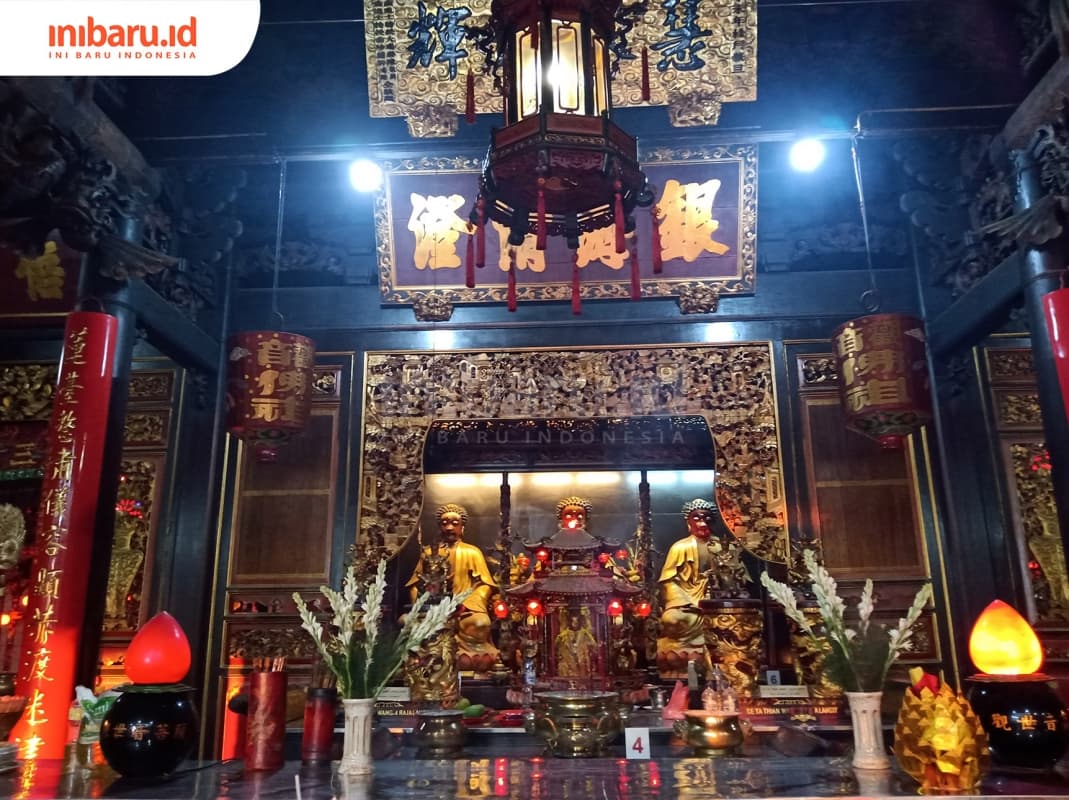 Altar Tri Ratna Budha di Tay Kak Sie. (Inibaru.id/ Zulfa Anisah)