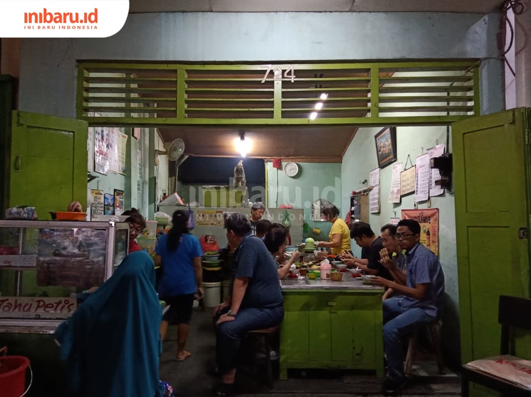 Kedai kecil di Jl. Mataram ini selalu ramai di malam hari sesaat setelah dibuka. (Inibaru.id/ Zulfa Anisah)