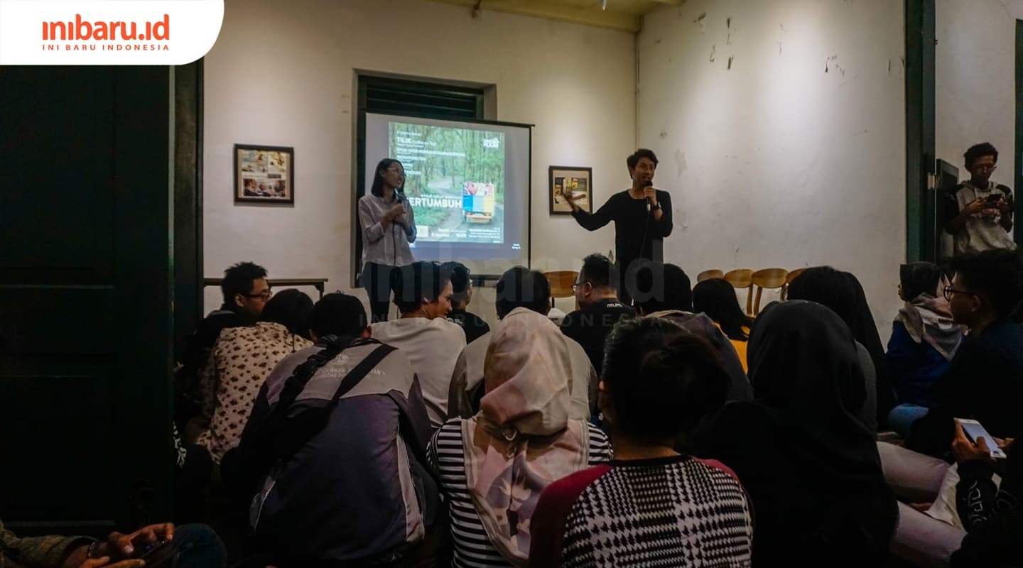 Para pembuat film sedang mengikuti acara di ulang tahun Sineroom, Kamis (8/8) di Tekodeko Koffiehuis, Kota Lama, Semarang. (Inibaru.id/ Audrian F)