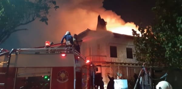 Diduga Konsleting Listrik, Gedung Tua Bekas Kantor KAI di Semarang Terbakar