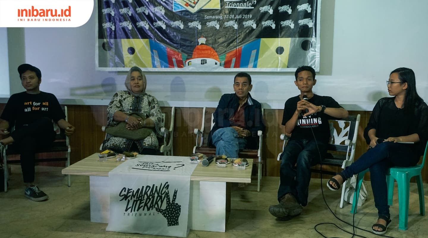 Diskusi mengenai kondisi sastra di Semarang. (Inibaru.id/ Audrian F)