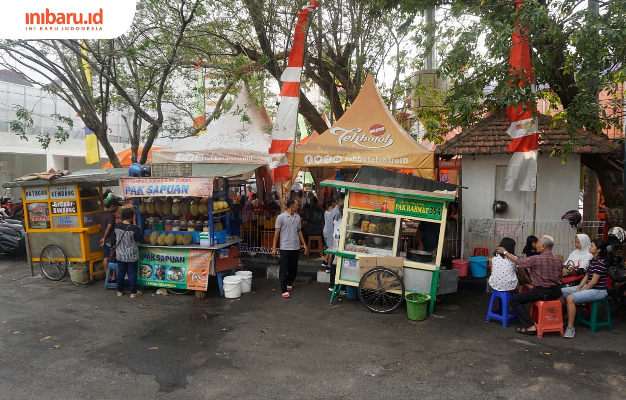 Area kuliner Taman Segitiga Erlangga. (Inibaru.id/ Audrian F)