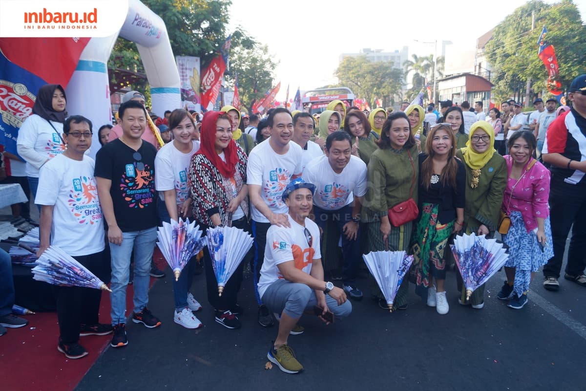 Walikota Semarang, Hendrar Prihadi bersama sejumlah pejabat kota Semarang setelah membuka acara "Semargres Parade & Run".