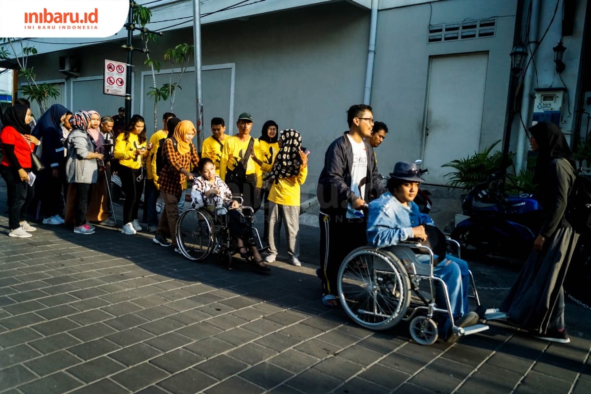 Sejumlah penyandang disabilitas menyusuri jalanan di Kota Lama Semarang. (Inibaru.id/ Audrian F)