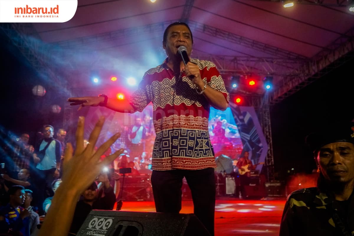 Didi Kempot menghibur para penggemar dalam Semarang Jelajah Musik di Banjir Kanal Barat, Rabu (21/8). (Inibaru.id/ Audrian F)