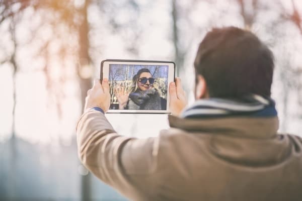 Waspadai Hubungan Jarak Jauhmu Sudah Nggak Sehat