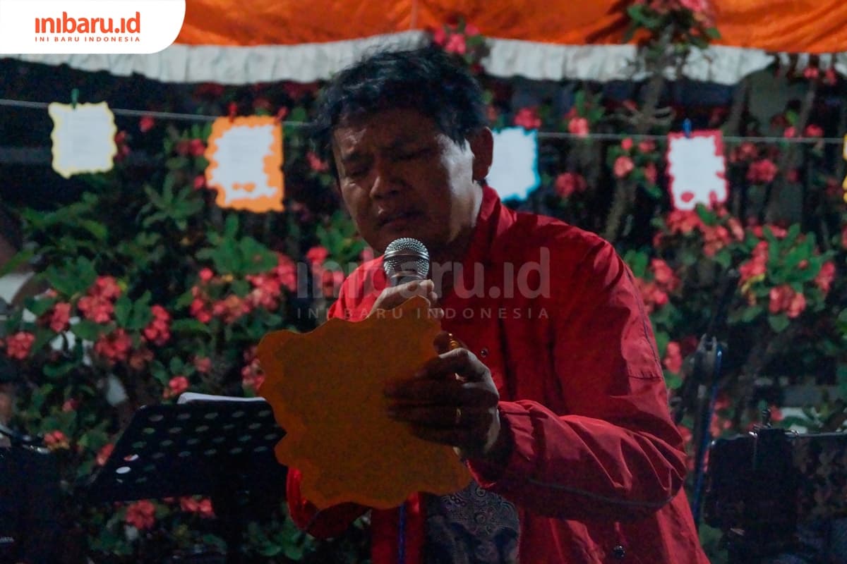 Sigit Susanto membaca puisi di acara Syawalan Jemuran Puisi. (Inibaru.id/ Audrian F)