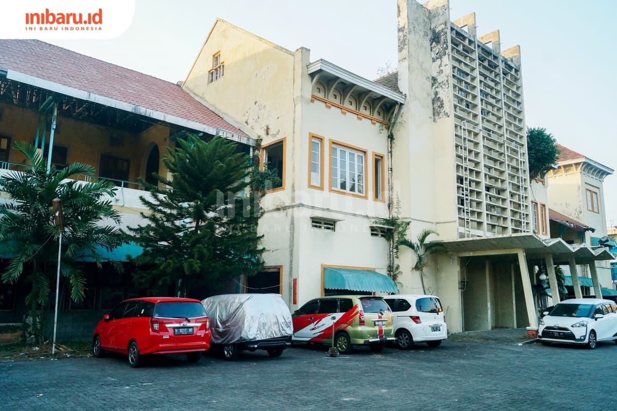 Hotel Inna Dibya Puri yang sempat menjadi tempat parkir setelah mangkrak. (Inibaru.id/ Audrian F)