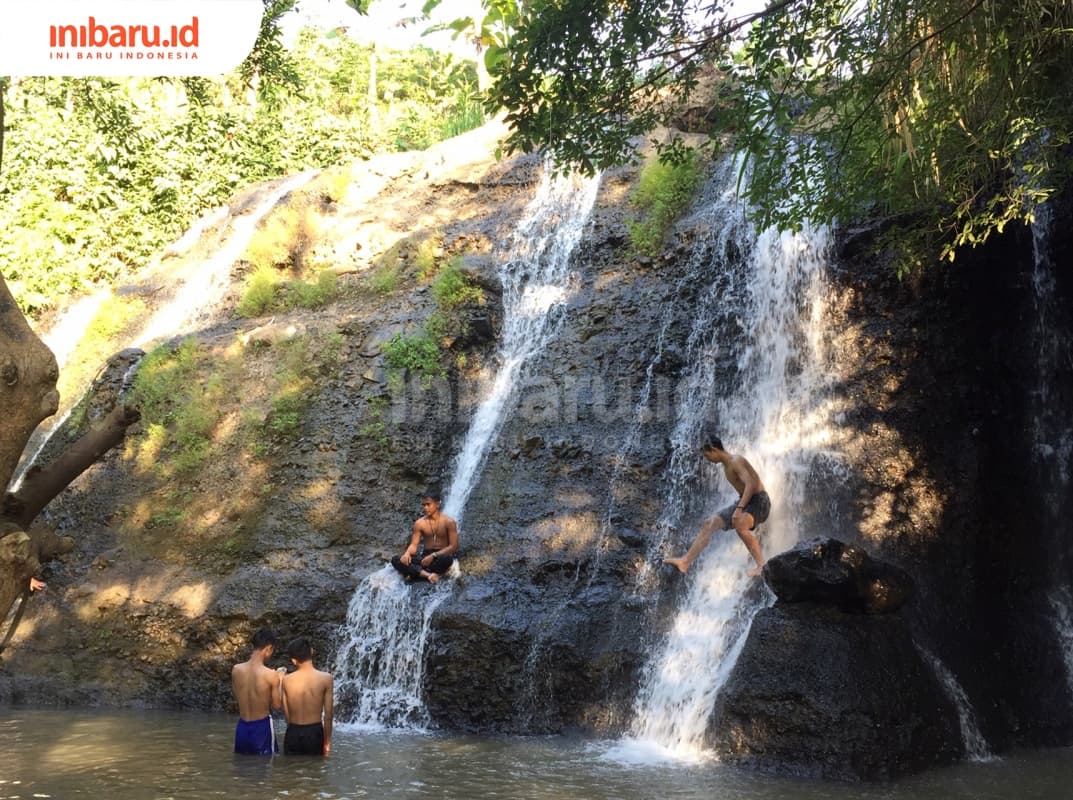 Beberapa pengunjung sedang menikmati kesegaran Air Terjun Setatah Batealit Jepara. (Inibaru.id/ IsyahMaharas)